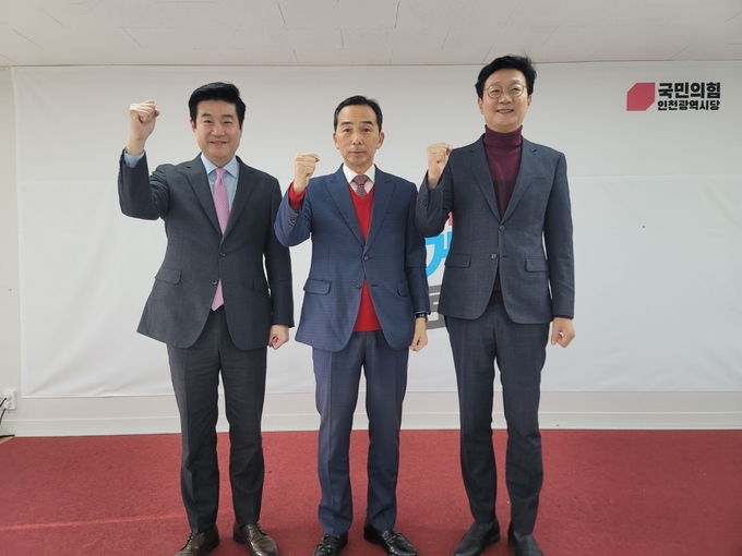 왼쪽부터 박세훈 전 특보, 조용균 전 정무수석, 손범규 전 특보가 13일 국민의힘 인천시당에 입당한 후 기념촬영을 하고 있다. ( 사진 = 손범규 전 인천시 홍보특보 제공 )