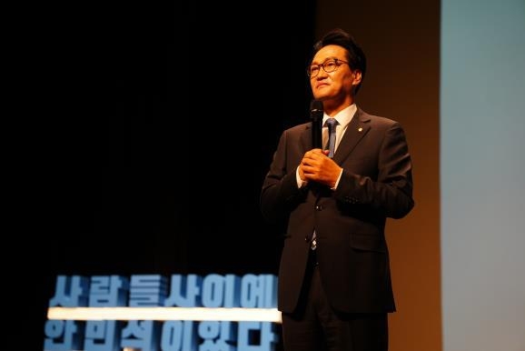 더불어민주당 안민석 국회의원(경기 오산)이 '사람들 사이에 안민석이 있다' 는 저서를 출간하며 북콘서트를 개최하며 인사말을 전하고 있다. (사진=안민석의원실 제공)
