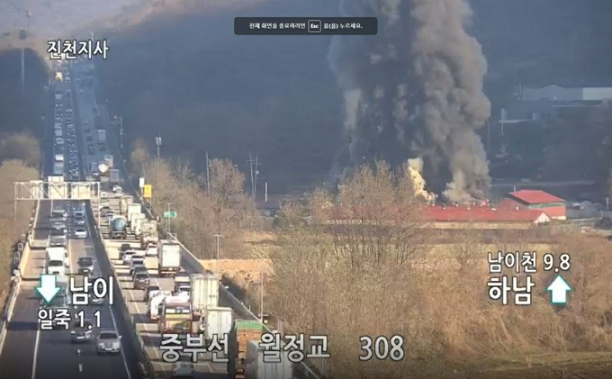  13일 안성 소재 돼지 농장에서 화재가 난 모습. (사진=경기도소방재난본부 제공)