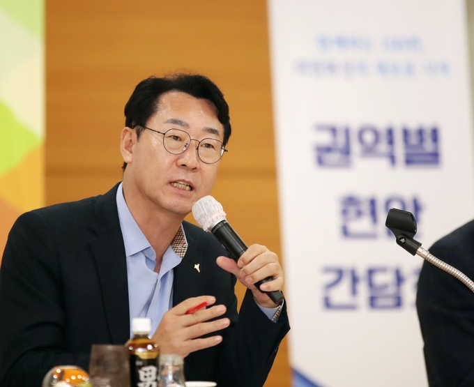 정명근 화성시장이 ‘찾아가는 권역별 현안 간담회’를 진행하고 있다. (사진=화성시 제공)