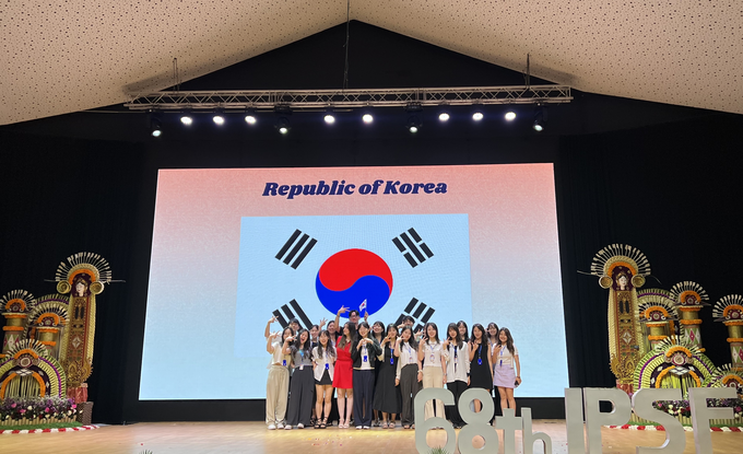 올해 인도네시아 발리에서 열린 제68차 국제약학대학생연합 세계총회에서 한국 대표단이 기념촬영을 하고 있다. ( 사진 = 인천시 제공 )