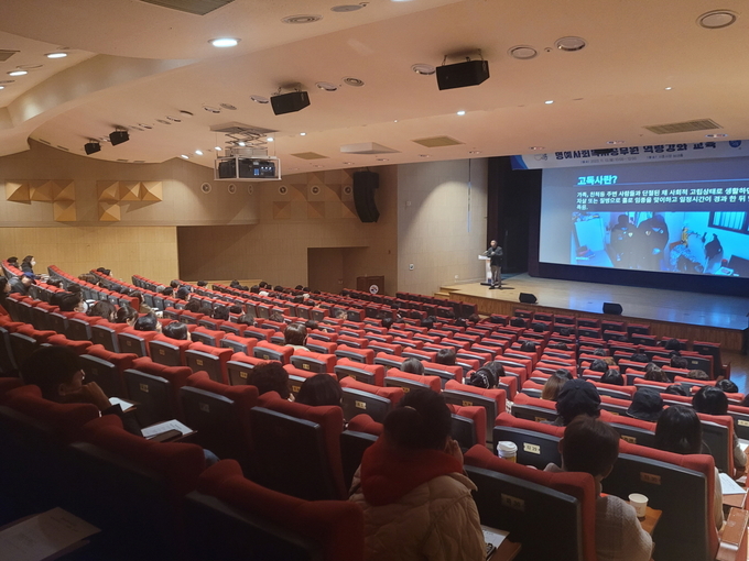 시흥시는 사회적 고립 가구의 고독사 예방을 위해 지난 13일 시청 늠내홀에서 명예사회복지공무원 등 지역주민 150여 명을 대상으로 역량 강화 교육을 실시했다. (사진=시흥시 제공)
