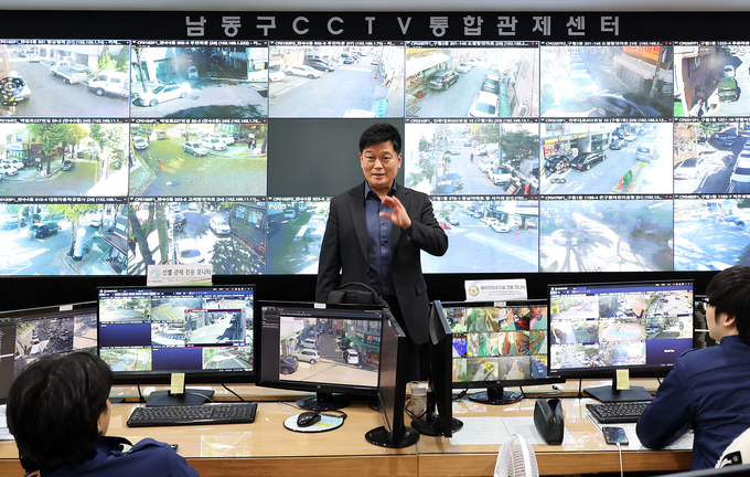 지난 13일 남동구 CCTV 통합관제센터에서 열린 수능 대비 교통 소통 간담회에서 박종효 구청장이 구 불법 주‧정차 단속원들과 지원대책을 상의하고 있다. ( 사진 = 남동구 제공 ) 