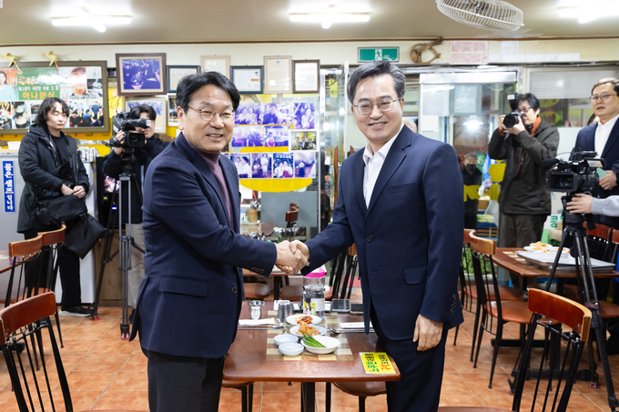 14일 오전 광주광역시 양동시장의 한 음식점에서 김동연 경기도지사(오른쪽)와 강기정 광주광역시장이 인사하고 있다. (사진=경기도 제공)