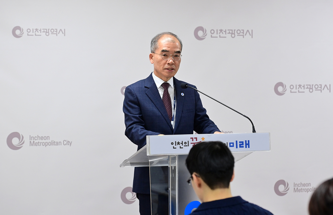 14일 오전 류윤기 글로벌도시국장이 시청 브리핑룸에서 글로벌도시국 소관 기자브리핑을 하고 있다. ( 사진 = 인천시 제공 )