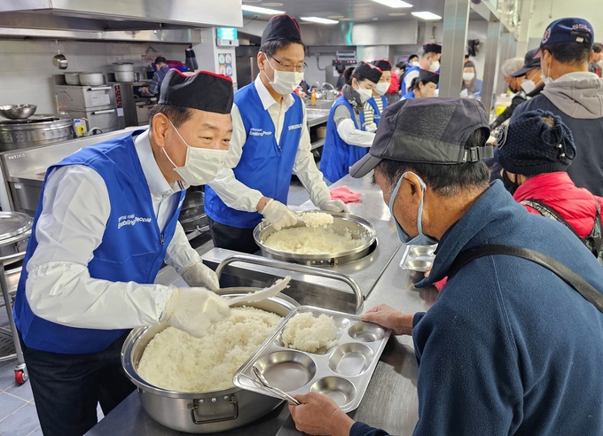 한종희 삼성전자 부회장(왼쪽) 등 삼성전자 임직원들이 지난 6일 성남시 사회복지 기관 '안나의 집'에서 노숙자 대상 배식 봉사에 참여하고 있다.(삼성전자제공)