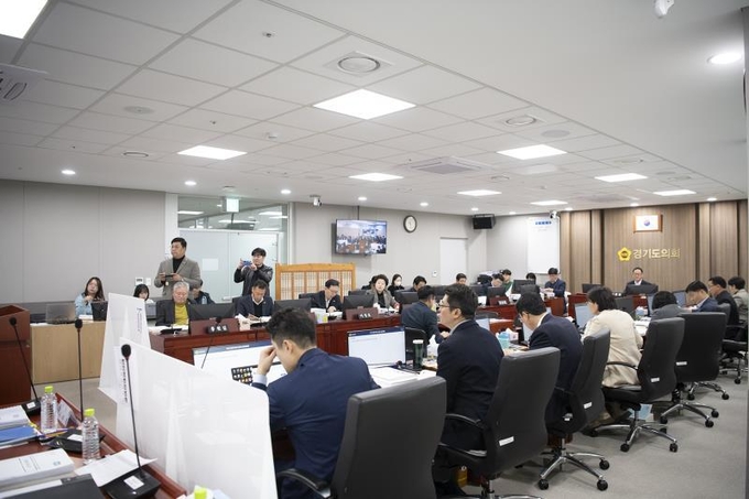지난 13일 경기도의회에서 경제노동위원회의 경기도일자리재단에 대한 행정사무감사를 진행하고 있다. (사진=경기도의회 제공)