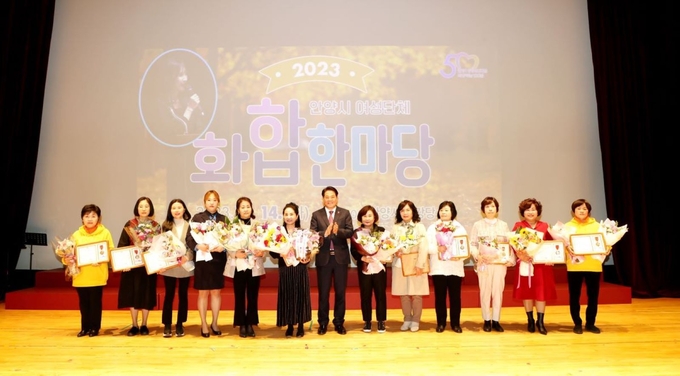 최대호 안양시장(가운데)이 14일 열린 안양시 여성단체 화합 한마당에 참석해 여성발전 유공자들과 함께 기념사진을 찍고 있다.(사진=안양시 제공)