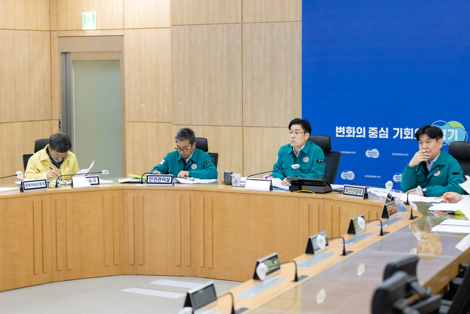 오병권 경기도 행정1부지사 등은 14일 경기도청에서 ‘빈대 확산 방지, 수능 지원 및 안전 관리, 럼피스킨 영상회의’를 진행하고 있다. (사진=경기도 제공)