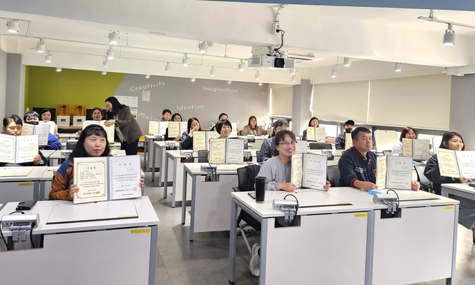 인천시 동구 지역주민 20명이 지난 2일 인천재능대에서 메이커스페이스 활용 실습 교육을 이수하고 수료증을 받았다. ( 사진 = 인천재능대 제공 )
