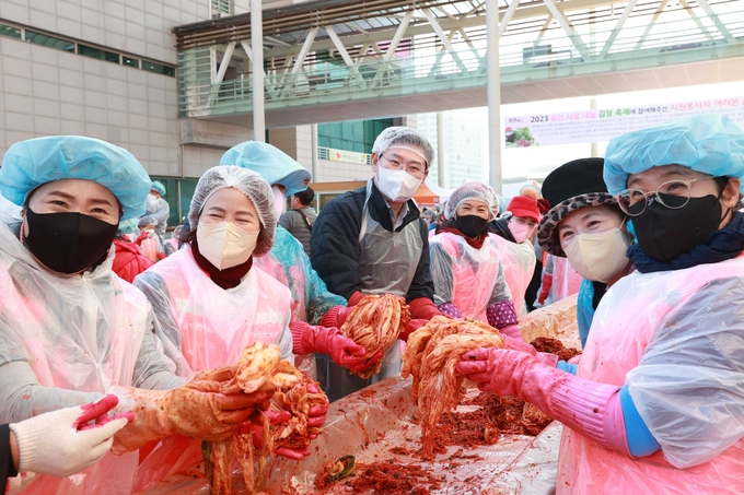 자원봉사자 350여 명이 용인시청 광장에서 김장 김치 7t을 만들고 있다. (사진=용인시 제공)<br>