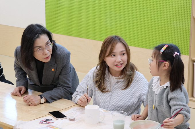 김현숙 여성가족부장관이 14일 오후 화성시 공동육아 나눔터를 방문해 시설 관계자들과 이용자들과 만났다. (사진=최순철 기자)