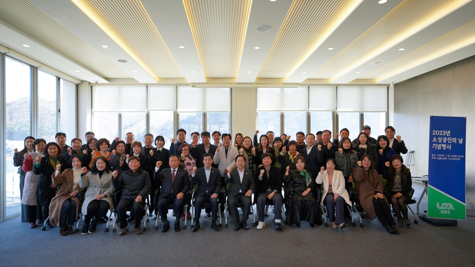 14일 ‘2023년 소상공인의 날 기념행사’에 참석한 소상공인들이 주광덕 남양주시장과 기념촬영을 하고 있다. (사진=남양주시 제공)