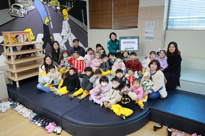 시흥시 정왕2동 요진어린이집은 지난 14일 관내 소외된 이웃을 위해 써달라며 바자회 행사 수익금 225,850원을 정왕2동 행정복지센터에 전달했다. (사진=시흥시 제공)