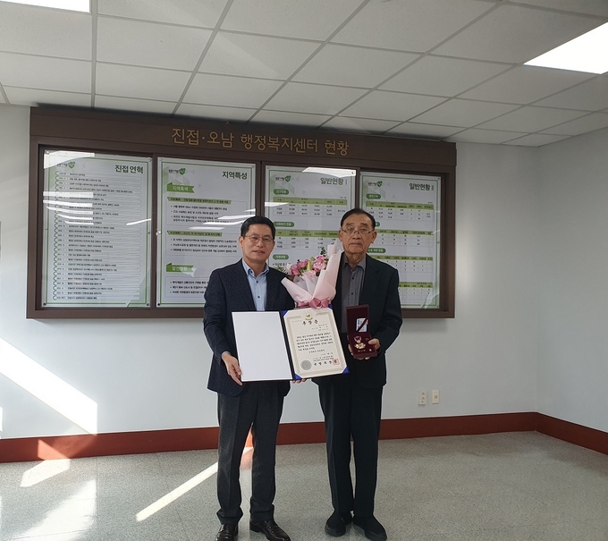 6․25전쟁 참전 유공자 고(故) 허우 상사 화랑무공훈장 전수식. (사진=남양주시 제공)