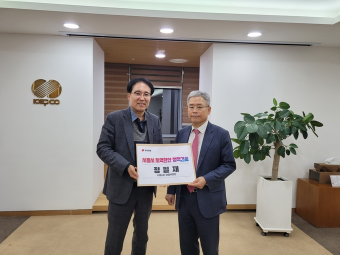 정필재 위원장과 한전의 김동철 사장은 향후 긴밀한 협의를 통해 시흥시에 바람직한 해결방안을 모색하기로 의견을 모았다.(정필재 사무실 제공).