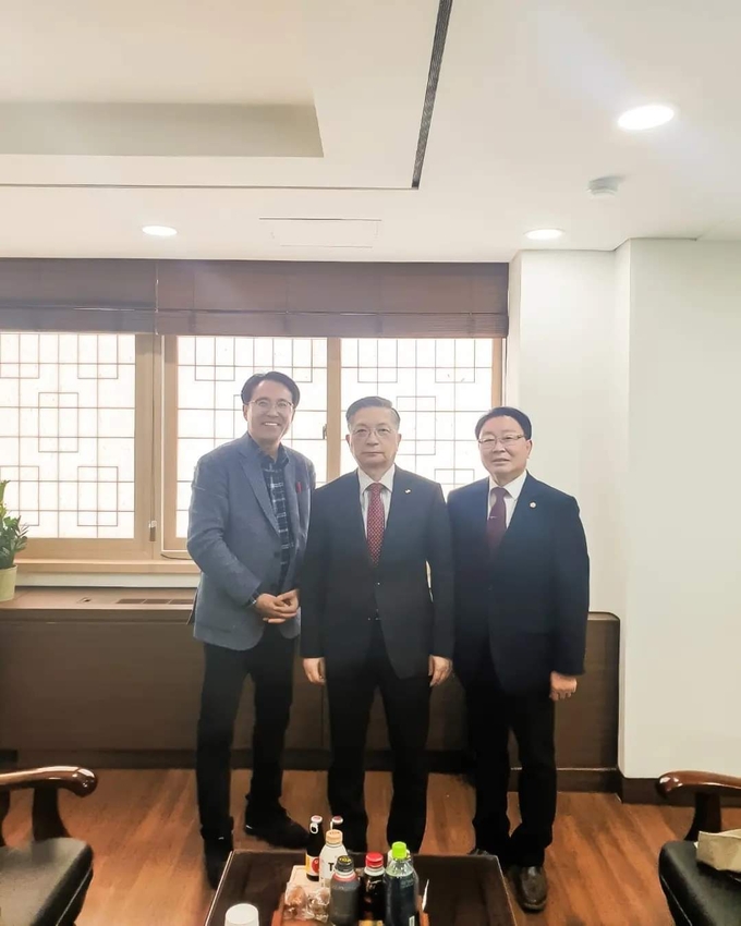 정필재 국민의힘 시흥갑 당협위원장은(왼쪽) 한국토지주택공사(LH) 이한준 사장을 만나 시흥시 주요 현안에 대한 LH의 지원 요청과 신속하고 적극적인 업무협력을 제안했다.(사진=정필재 사무실 제공).