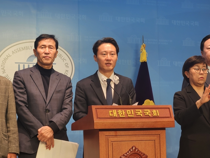 이탄희(민주·용인정) 국회의원이 14일 국회 소통관에서 선거제도 및 정치개혁 관련 기자회견을 열고 위성정당 방지법의 당론 채택을 촉구했다. (사진=김한별 기자)