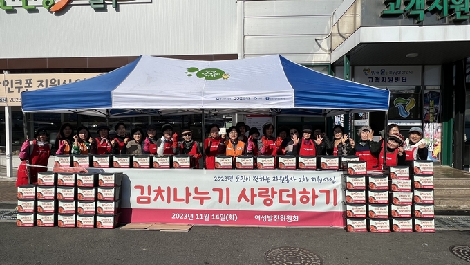 양평군자원봉사센터 소속단체인 여성발전위원회 봉사단체가 어려운 이웃들의 따뜻한 겨울나기를 돕기 위해 김장나눔 행사를 진행하고 있다. (사진=양평군 제공)