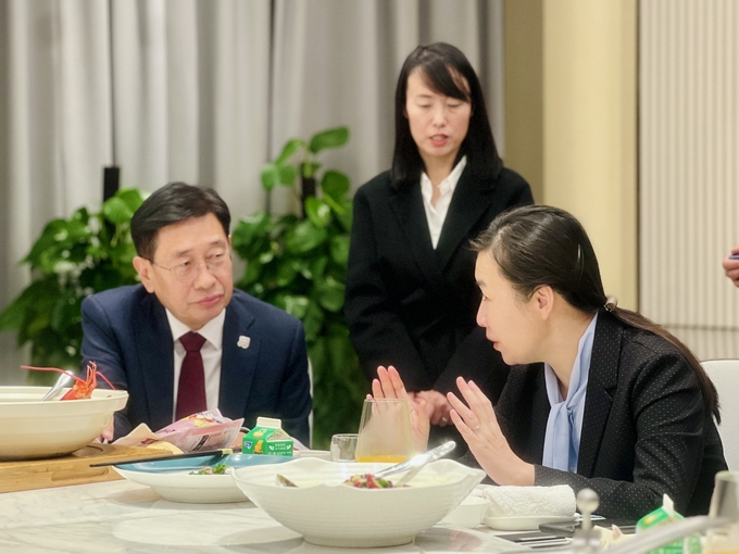 전진선 양평군수가 지난 14일 장홍위 중국 당(黨)서기(당 조직의 최고 직위)와 환담을 갖고 양 도시의 주요 정책에 대해 의견을 나누고 있다. (사진=양평군 제공)