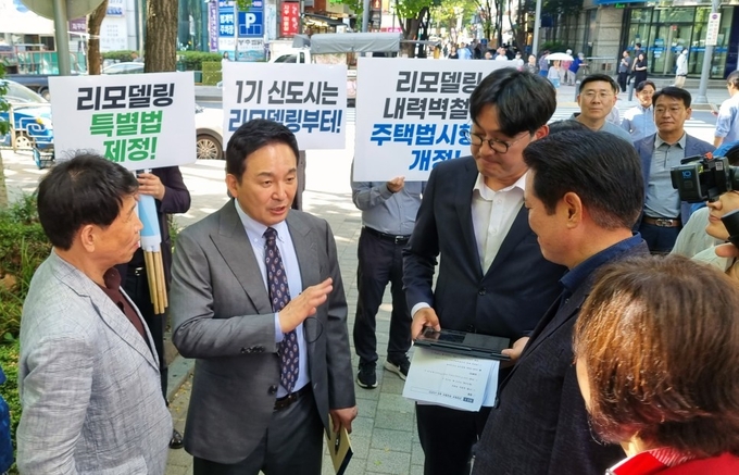 원희룡 국토교통부 장관이 지난 6월 경기 안양시 동안구에 방문해 평촌 신도시 정비 관련 주민간담회를 개최하고 노후 지역 현장을 살폈다. (사진=국토교통부 제공)
