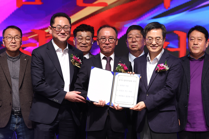 15일 오전 화성 SINTEX에서 열린 제1회 경기도 상인의 날 개막식에서 김동연 경기도지사, 이충환 경기도 상인엽합회장, 경기도상인엽합회 회원 등이 전통시장 활성화 3대 비전 선포를 하고 있다. (사진=경기도 제공)