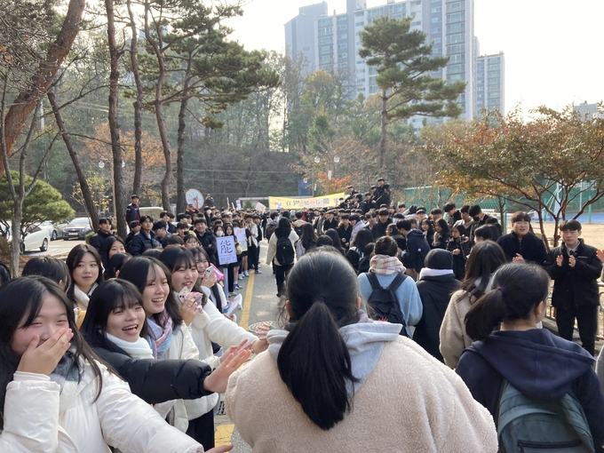 15일 오전 조원고 수능 출정식에서 3학년 학생들이 후배들의 응원을 받으며 힘찬 발걸음을 내디디고 있다. (사진=이보현 기자)