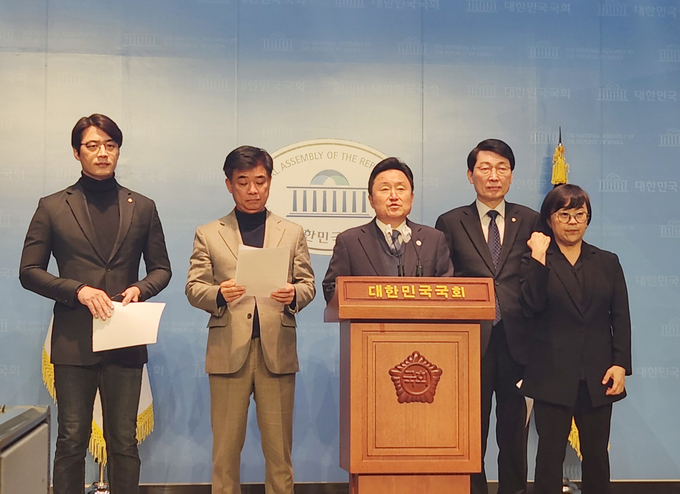 더불어민주당 소속 국회 국토교통위원회 위원들이 15일 국회 소통관에서 기자회견을 열고 노후계획도시특별법과 도시재정비촉진법의 연내 통과를 동시 추진하겠다고 밝혔다. (사진=김한별 기자) 