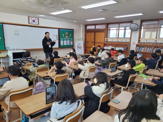처인구 용인이동초등학교가 직업체험 교육을 실시하고 있다. (사진=용인교육지원청 제공)<br>
