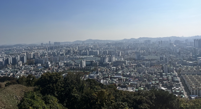 인천 계양산에서 바라본 아파트 모습. ( 사진 = 김샛별 기자 )