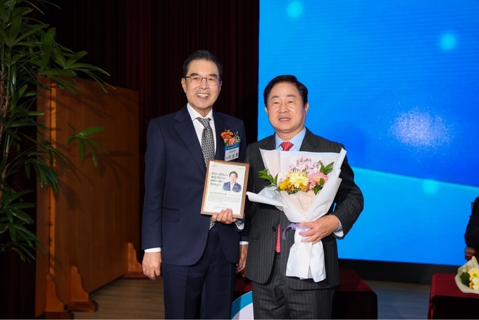주광덕 남양주시장이 15일 농협중앙회 본관 대강당에서 ‘지역농업발전 선도인상’을 수상하고 기념촬영을 하고 있다. (사진=남양주시 제공)