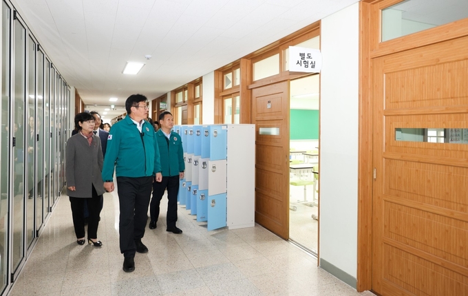 15일 도성훈 교육감은 박덕수 인천시 행정부시장과 2024학년도 수능 시험장인 문일여자고등학교를 방문해 수능 준비 상황을 점검했다. ( 사진 = 인천시교육청 제공 )