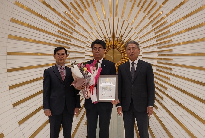 국민건강보험공단 인천경기지역본부가 지역사회 노인일자리 창출과 취약세대 주거 안전 개선사업의 공로를 인정받아 표창을 수상했다. (사진=국민건강보험공단 인천경기지역본부 제공)