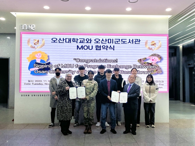 오산대학교 소방안전관리과가 오산 미공군 도서관과 MOU협약을 체결후 기념촬영을 하고 있다. (사진=오산대학교 제공)