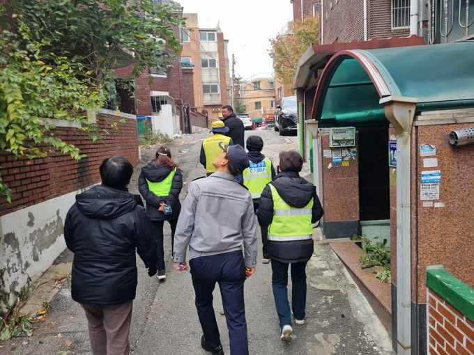 광명시는 광명제12R구역 재개발사업 지구의 안전한 보행 및 주거환경 개선과 범죄 예방을 위해 15일 민·관 합동 안전점검을 실시했다. (사진=광명시 제공)