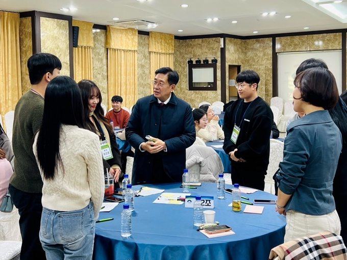 전진선 양평군수가 '2023년 신규공직자 멘토링 교육과정'을 마무리하는 최종 간담회를 개최하고 있다. (사진=양평군 제공)