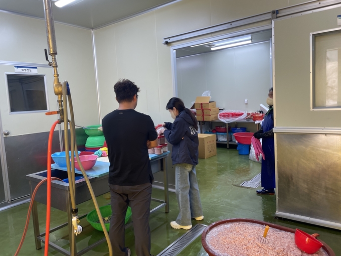 인천시 특별사법경찰이 새우젓 제조·판매업소를 단속하고 있다. ( 사진 = 인천시 제공 )