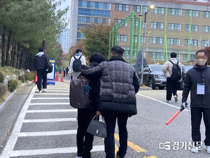 16일 오전 수험생 딸을 교실까지 데려다주려다 제지된 한 학부모가 딸의 어깨를 토닥이며 격려하고 있다. (사진=이보현 기자)