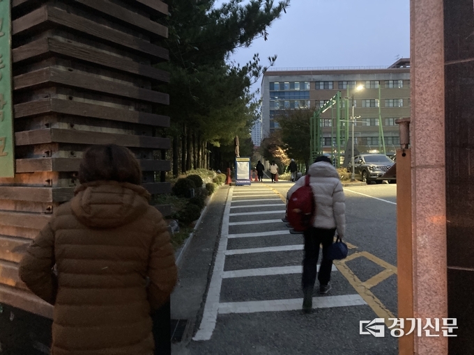 16일 새벽 매원고 교문 앞에서 한 학부모가 수험생 자녀의 뒷모습을 바라보고 있다. (사진=이보현 기자)