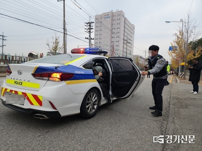 16일 오전 수원 매원고 앞에서 지각할 뻔한 수험생이 경찰의 도움을 받아 차에서 내리고 있다. (사진=박진석 기자)