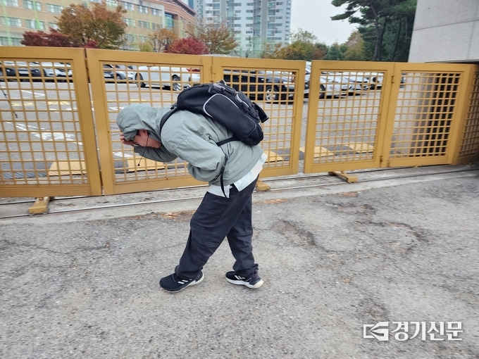 16일 오전 수능 고사장 앞에서 지각을 면한 한 수험생이 교문을 찾기 위해 갈팡질팡하고 있다. (사진=박진석 기자)