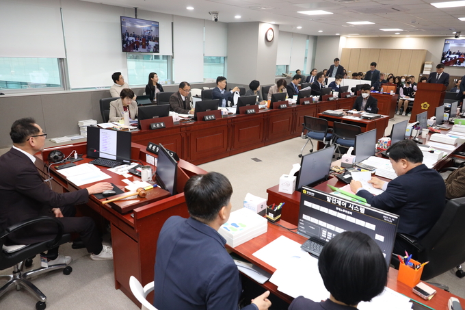 16일 오전 경기도의회 경제노동위원회 회의실에서 열린 도의회 제372회 정례회 경제노동위의 경제투자실에 대한 행정사무감사에서 경노위 위원들이 감사를 하고 있다. (사진=경기도의회 제공) 