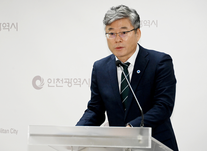 16일 오전 유용수 행정국장이 시청 브리핑룸에서 행정국 소관 현안 기자브리핑을 하고 있다. ( 사진 = 인천시 제공 )