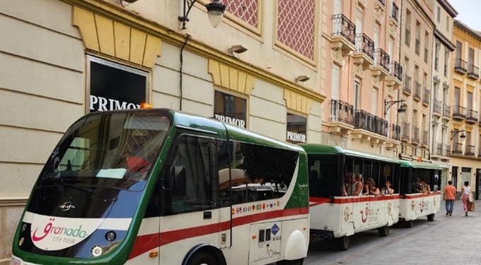 Granada의 city tour bus.