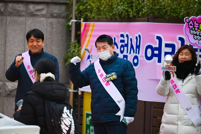 백경현 구리시장이 16일 ‘2024학년도 대학수학능력시험’이 치러진 현장을 찾아 수험생과 학부모를 격려하고 있다.(사진=구리시 제공)