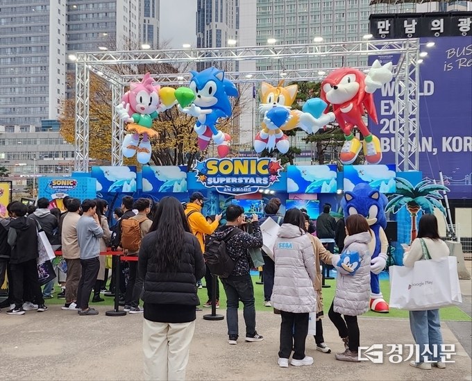 지스타 야외 무대에 설치된 소닉 슈퍼스타즈 부스. (사진=이효정 기자)