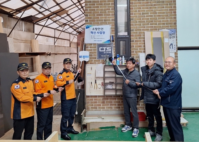 시흥소방서는 16일 시흥시 계수로229번길 소재 소규모 사업장 포인을 1호 소방안전 혁신사업장으로 선정하고 현판식을 개최했다. (사진=시흥소방서 제공)