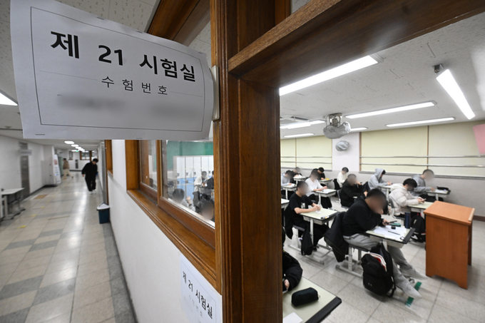  2024학년도 대학수학능력시험일인 16일 오전 경기도 수원시 영통구 매원고등학교에서 수험생들이 시험 준비를 하고 있다. (사진=경기사진공동취재단)