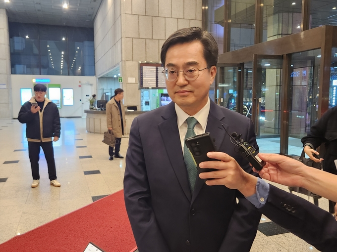 김동연 경기도지사는 16일 오후 6시 서울 중구 한국프레스센터에서 비공개 3자 회동 전 기자들과 만나 김포 서울 편입에 관한 입장을 밝히고 있다. (사진=김한별 기자)
