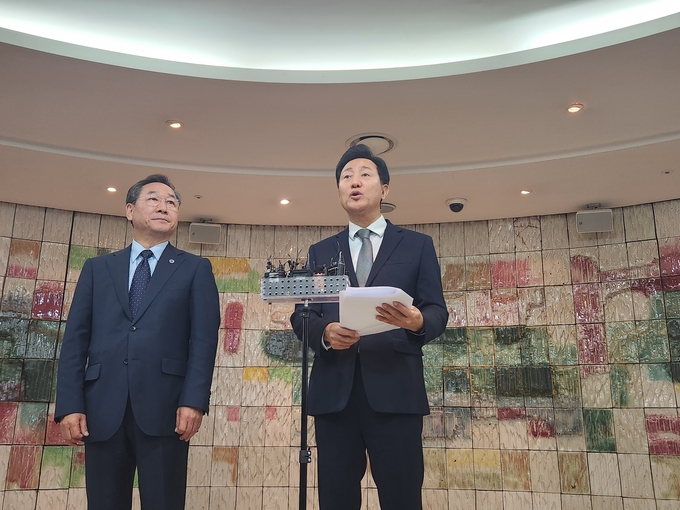 유정복 인천시장(왼쪽)과 오세훈 서울시장이 16일 서울 중구 한국프레스센터에서 김동연 경기도지사와 3자 회동을 마친 뒤 회동 결과를 전하고 있다. (사진=김한별 기자)